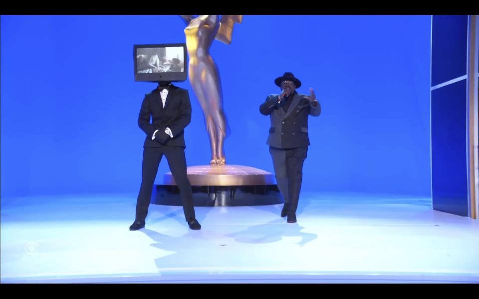 En esta imagen de video emitida el domingo 19 de septiembre de 2021 por la Academia de la Televisión, Cedric the Entertainer conduce la ceremonia de los premios Emmy en Los Angeles. (Television Academy via AP)