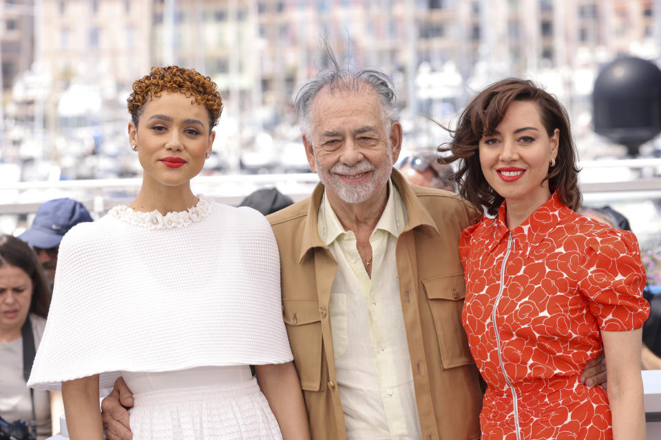 Nathalie Emmanuel, de izquierda a derecha, el director Francis Ford Coppola, y Aubrey Plaza posan en la sesión de la película "Megalopolis" en la 77a edición del Festival de Cine de Cannes en Francia el viernes 17 de mayo de 2024. (Foto Scott A Garfitt/Invision/AP)