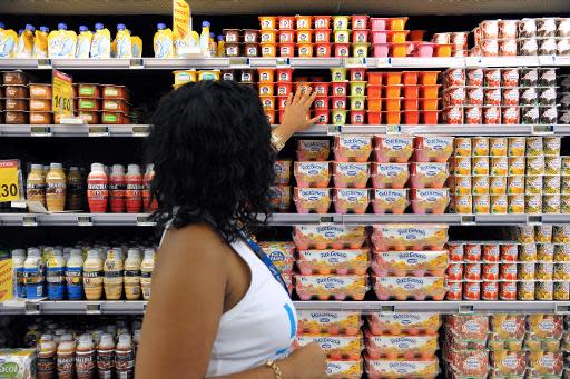 Una empleada de supermercado revisa los productos lácteos en un estante de la tienda, en la isla francesa La Martinica el 30 de marzo de 2013