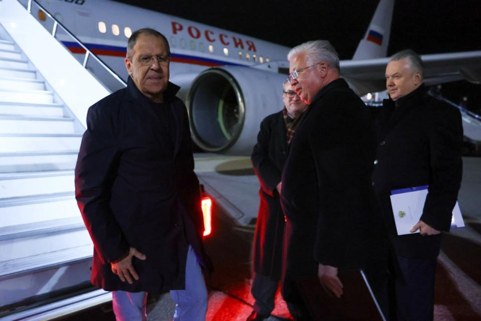 俄羅斯外交部長拉夫羅夫(Sergei Lavrov,左)抵北馬其頓首都史高比耶，將出席歐洲安全暨合作組織年度會議。 (圖:@mfa_russia)