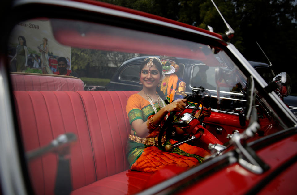 <p>Eine indische Tänzerin posiert für einen Vintage-Autoumzug in einem 1933er Cadillac. Über 100 Oldtimer nehmen an der jährlichen Veranstaltung in den Straßen der Hauptstadt Neu-Delhi teil. (Bild: AP Photo) </p>