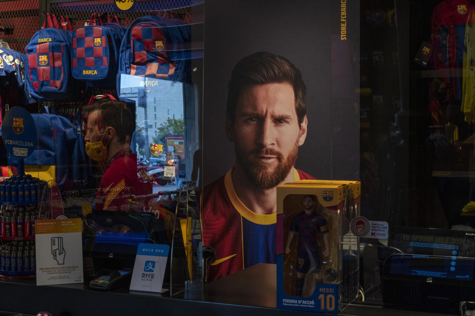Un afiche con la imagen del astro del Barcelona Lionel Messi es desplegado en una tienda del club español en Barcelona, el martes 1 de septiembre de 2020. (AP Foto/Emilio Morenatti)