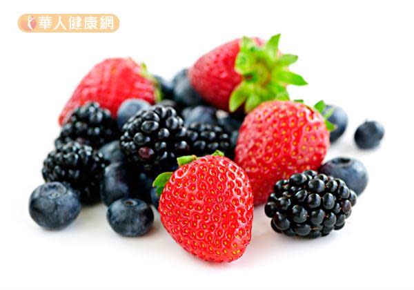 藍莓、蔓越莓、草莓、櫻桃等深紫色或深藍色的水果都是獲取花青素的好食材。