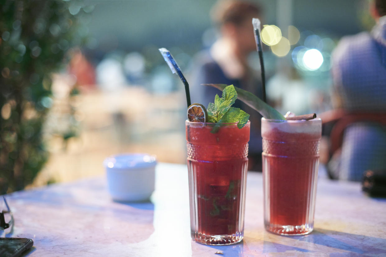 Zwei rote Cocktails auf einem Tisch