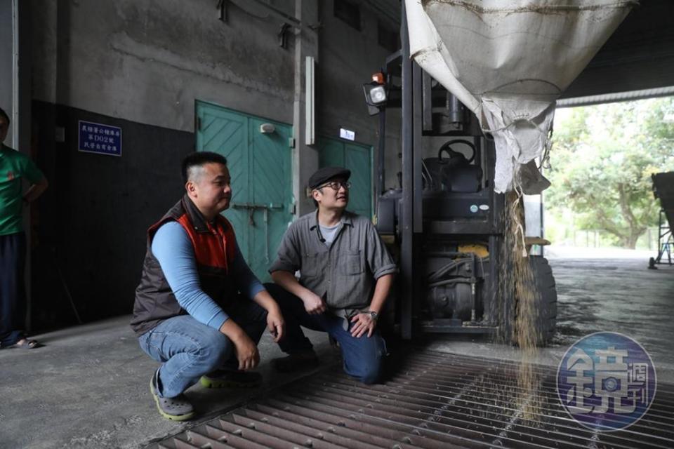 「陳協和碾米工廠」老闆陳政豪（左）跟王群翔（右）說明碾米過程。