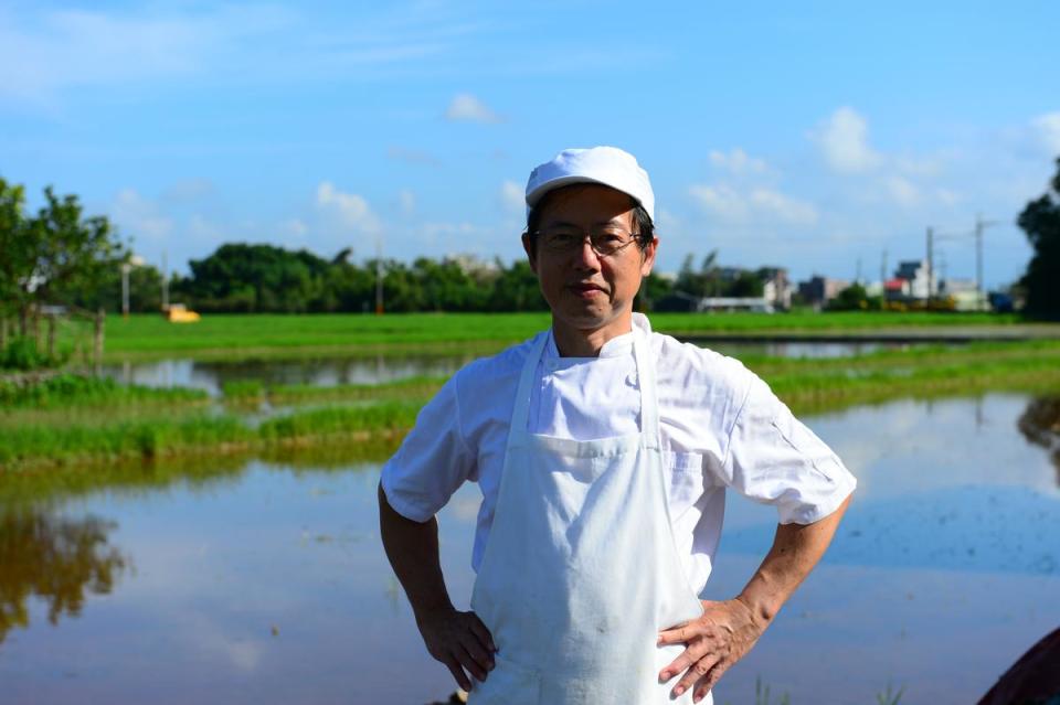 吳秉庠曾任已熄燈的「普一食品」廠長，曾帶領快90位烘焙師傅做餅，普一食品結束後，他回到家鄉創業，延續普一的製餅技術。