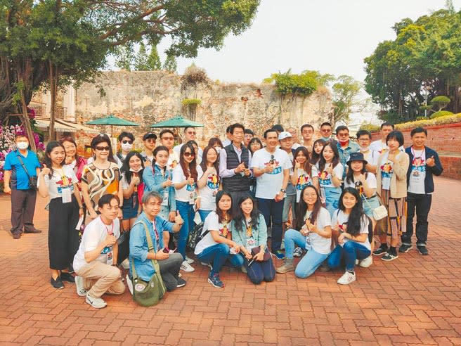 前總統馬英九率「大九學堂」60名青年學生參訪台南安平。（洪榮志攝）