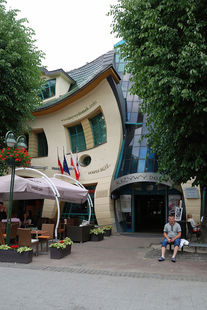 <p>Im polnischen Sopot steht ein Haus, bei dessen Anblick einem schon schwindlig werden kann, denn es scheint gleichzeitig in alle Richtungen wie eine breiige Masse gezogen zu werden, sodass klare Formen vor den Augen des Betrachters verschwimmen. (Foto: Getty Images) </p>