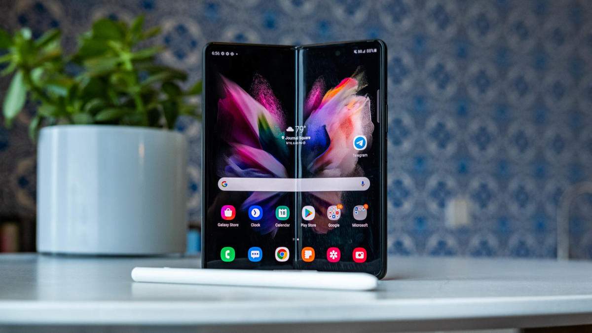 Galaxy Z Fold 3 là một thiết bị đột phá với màn hình linh hoạt và thiết kế gập độc đáo. Cùng với cấu hình cao cấp, chiếc smartphone này sẽ đưa bạn đến trải nghiệm mới mẻ vừa tiện lợi, tiên tiến và không kém phần thời trang.