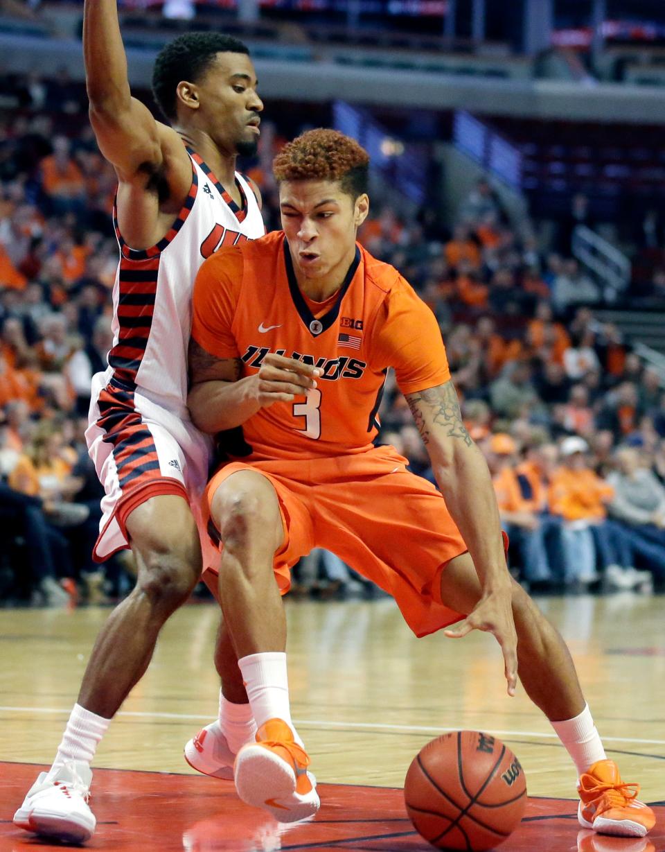 Illinois guard Khalid Lewis, right, drives against Illinois-Chicago guard Gabe Snider during the first half of an NCAA college basketball game on Saturday, Dec. 12, 2015, in Chicago. (AP Photo/Nam Y. Huh)
