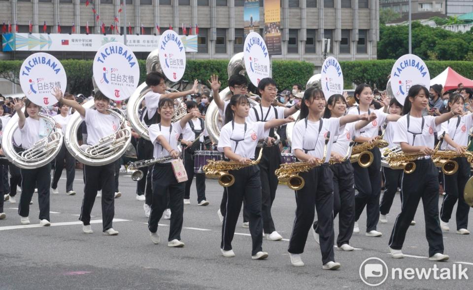 京都橘高校吹奏樂部的學生們進場時向兩邊的觀眾揮手致意。   圖：張良一/攝