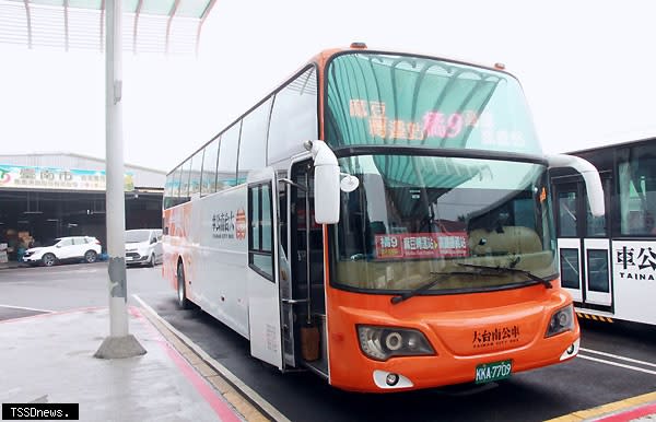 大臺南快捷公車橘九、橘九之一兩條新路線五一正式上路，提供搭車民眾更快速便捷的公車服務。（記者李嘉祥攝）