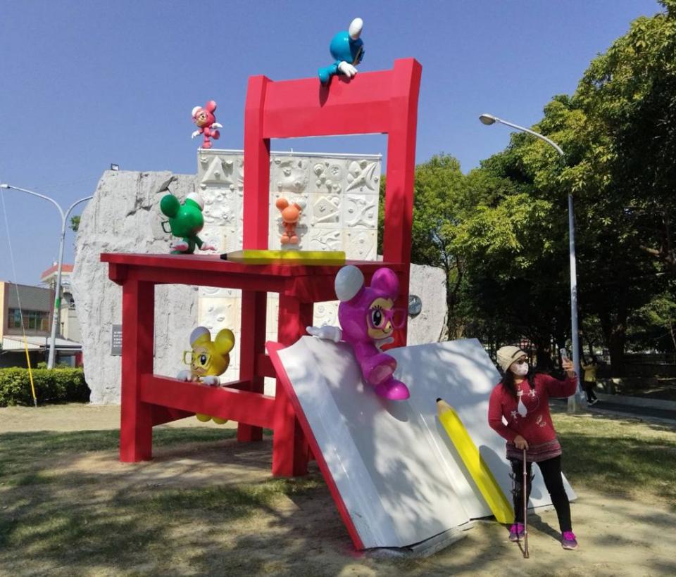 「童年狂想曲」小鼠公共藝術作品相當可愛，吸引民眾前往欣賞和拍照。（記者陳佳伶攝）