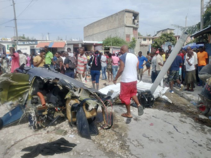 海地發生墜機意外，造成至少6人喪命。（圖／翻攝自推特／@ferozwala）