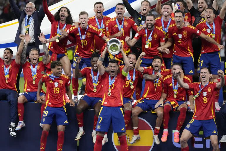 El capitán Álvaro Morata levanta la Eurocopa, toda España festeja en el podio