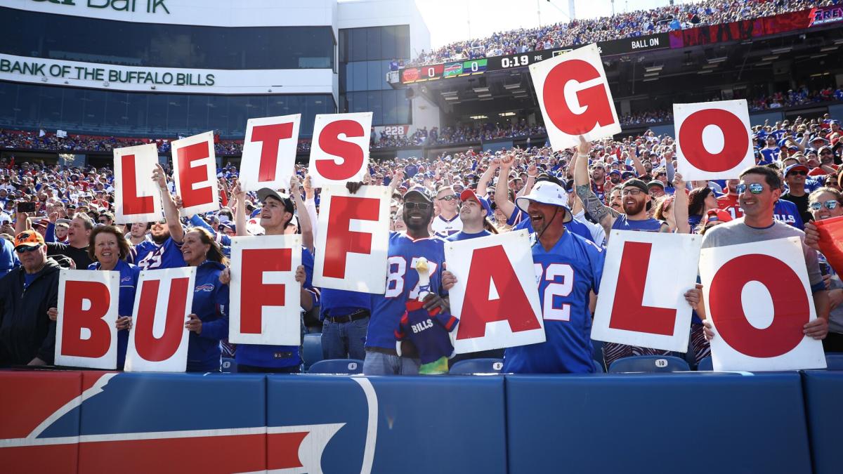 Stefon Diggs Makes Bills Fans Laugh: Flosses Teeth On The Sideline [VIDEO]