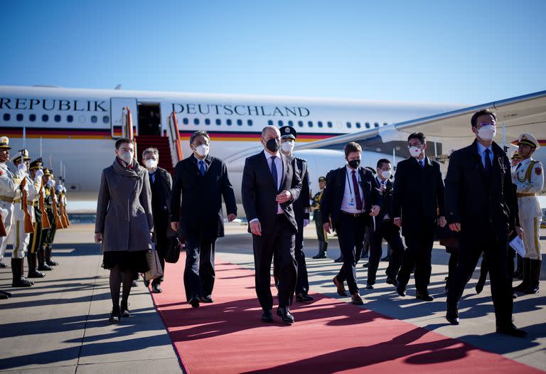 04 November 2022, China, Beijing: German Chancellor Olaf Scholz (C) arrives at Beijing International Capital Airport on an Air Force Airbus A340. Scholz visits China for his first visit as Chancellor. Photo: Kay Nietfeld/dpa