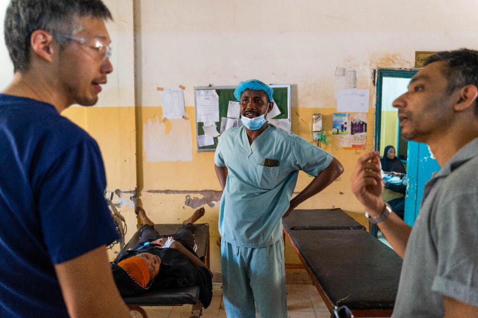 蘇丹首都喀土木巴沙爾醫院的外科醫療團隊非常忙碌，醫師馬吉德正在與同事討論手術時間的調控，希望在發電機燃油用盡前完成手術。(圖:無國界醫生/Ala Kheir)