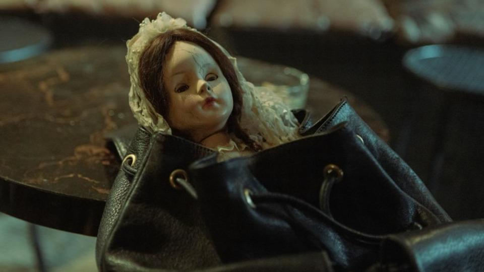 女主角莎拉將路上娃娃撿回家，開啟鬼娃莫妮索一連串索命。（圖／威視提供）