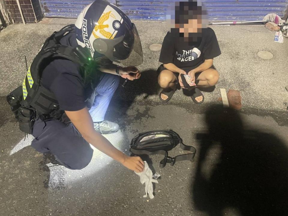 林男深夜獨行街頭，被警查獲涉嫌持有海洛因，移送法辦。（記者葉進耀翻攝）