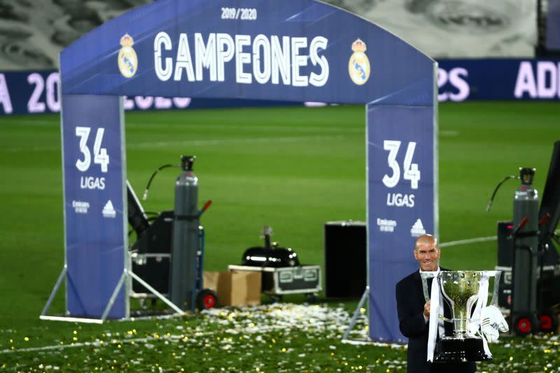 Foto del jueves del DT del Real Madrid, Zinedine Zidane, celebrando con el trofeo tras la obtención de la liga española de fútbol