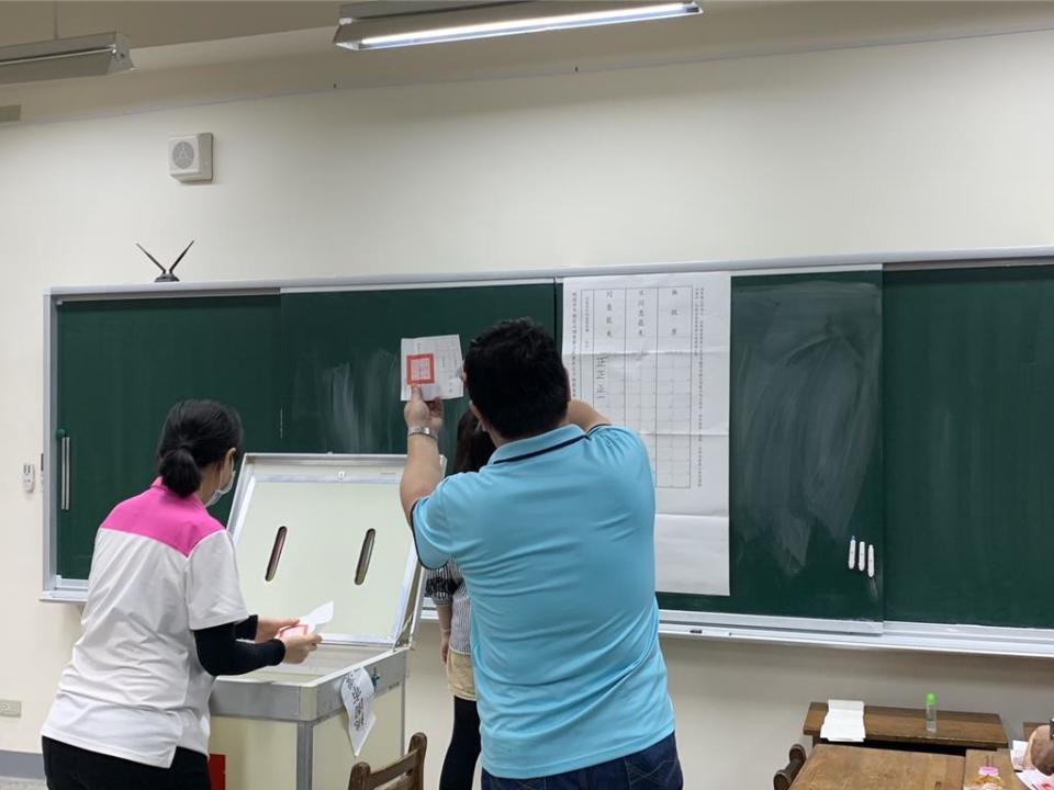 桃園市首例里長罷免案30日投票，下午公布開票結果。（蔡明亘攝）