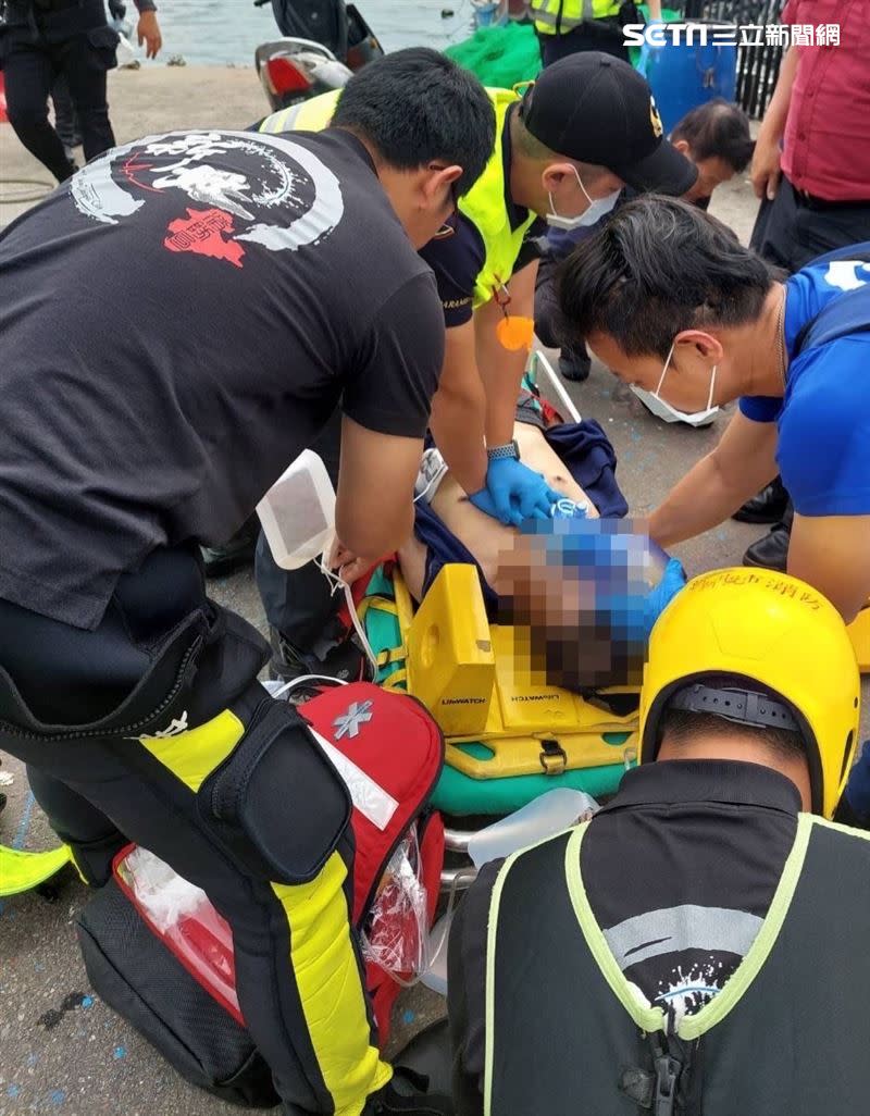 消防人員救起林男後，對他實施CPR。（圖／翻攝畫面）