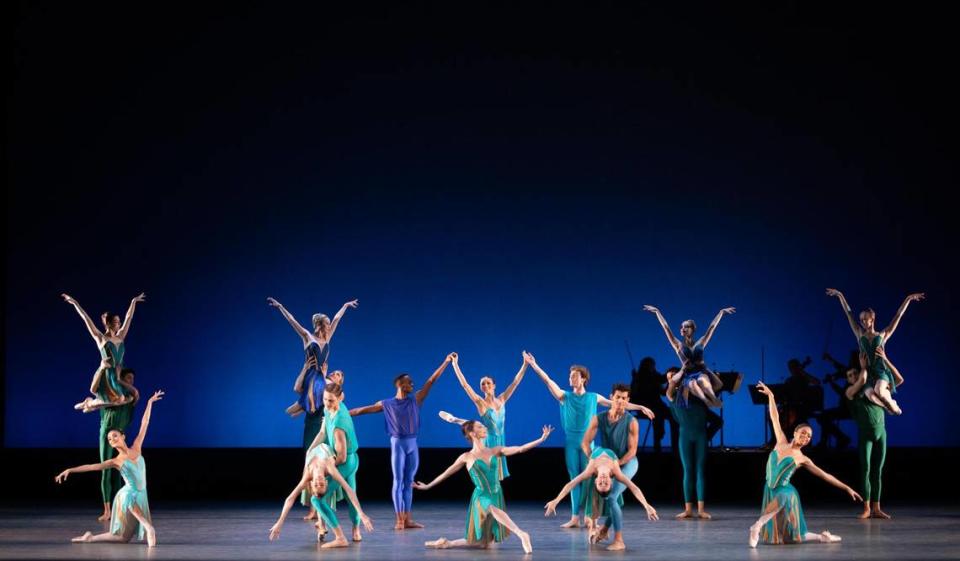 Los bailarines de Miami City Ballet en “PAGANINI, In Play”, coreografía de Durante Verzola.