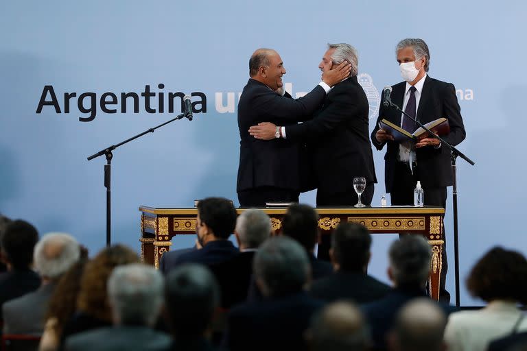 Tras jurar ante el Presidente, Juan Manzur prometió que esta semana avanzará con aperturas sobre las restricciones