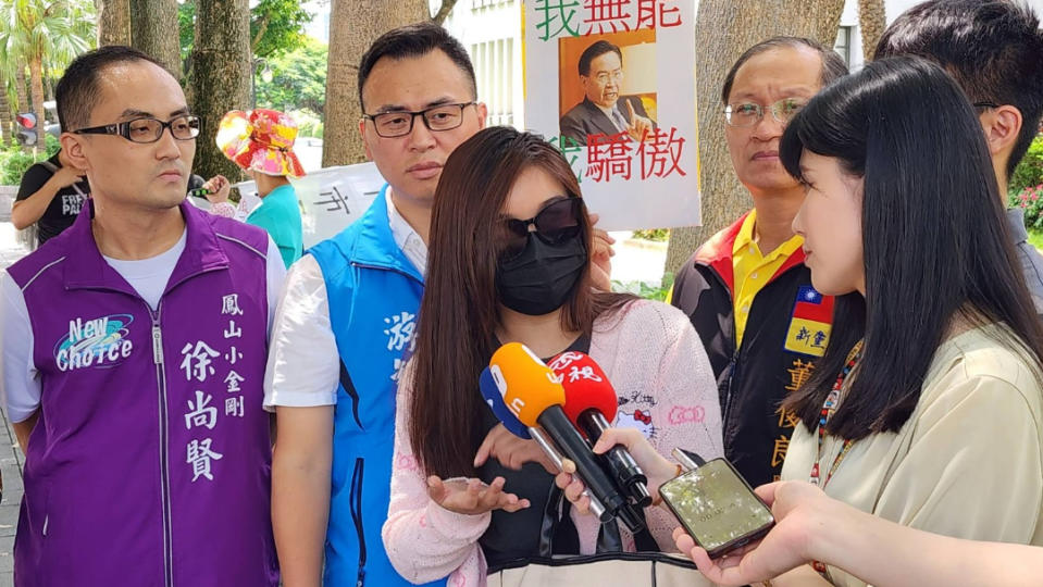 遭帛琉海關要求脫衣檢查的李姓女子（戴墨鏡者），昨（7/1）日赴外交部抗議。翻攝游智彬臉書