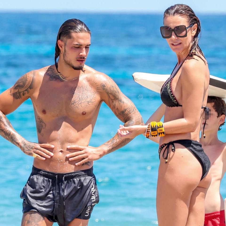 Mar Flores y Carlo Costanzia en la playa