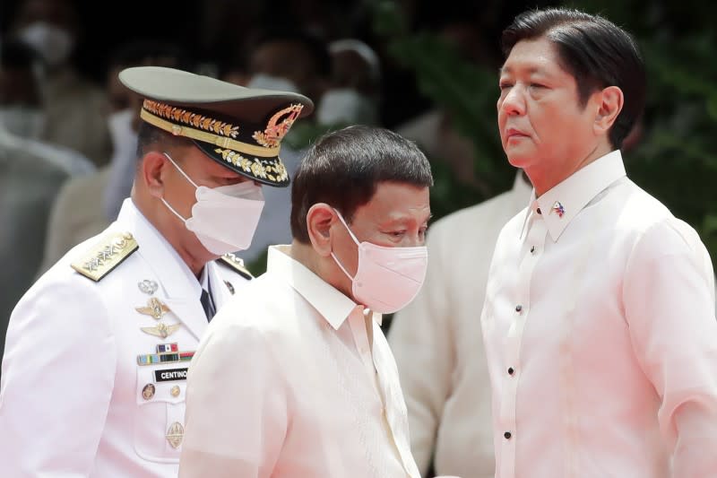 2022年6月30日，菲律賓舉行總統就職典禮，杜特蒂（中）交棒小馬可仕（右）（AP）