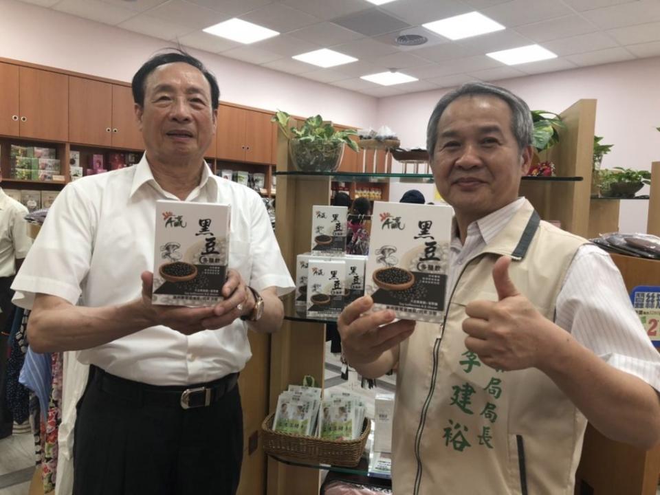 下營農會推出黑豆多醣飲新品，農業局長李建裕(右)也說讚。(記者盧萍珊攝)