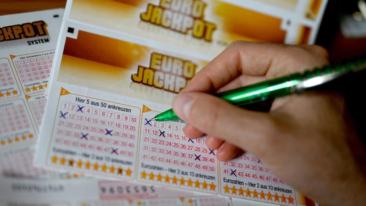 Ein Eurojackpot-Lotterieschein aus.