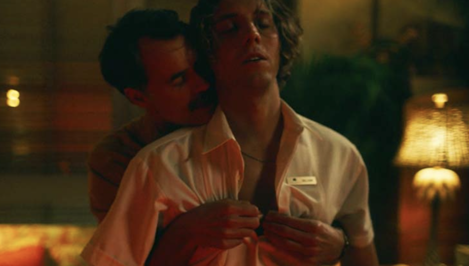 Murray and Lukas kissing in "White Lotus"