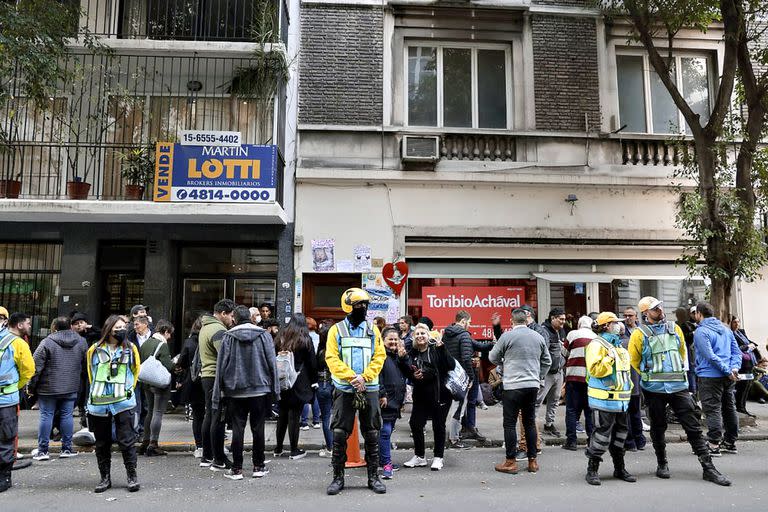 Algunos militantes y agentes de tránsito de la Ciudad, frente a la casa de Cristina Kirchner