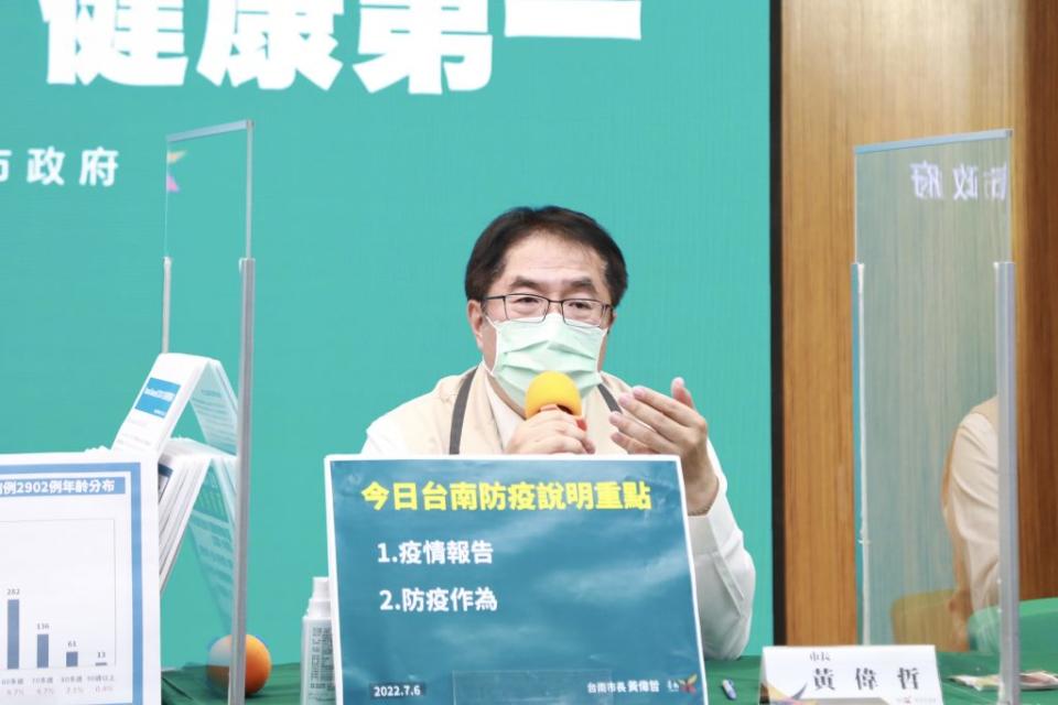 市長黃偉哲宣布，台南市自即日起開放市民透過「台南打疫苗」系統預約Novavax COVID-19疫苗。（市府提供）