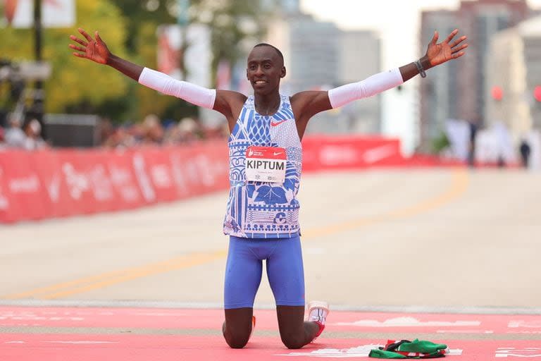 Kelvin Kiptum de Kenia celebra después de ganar la división masculina profesional del Maratón de Chicago de 2023 y establecer un récord mundial de maratón de 2:00.35 en Grant Park el 8 de octubre de 2023 en Chicago, Illinois