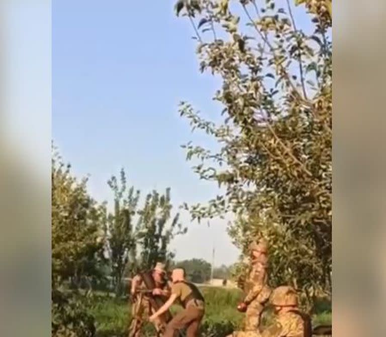 Las tropas ucranianas lanzan un mortero Molot