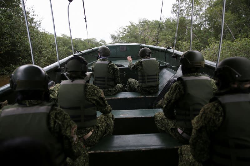 Soldados de la Armada colombiana patrullan un río que desemboca en el Océano Pacífico, donde, según las autoridades, se manejan las rutas del narcotráfico, en Tumaco