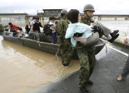 <p>Residents are rescued from a flooded area by Japan Self-Defense Force soldiers in Kurashiki, southern Japan, July 7, 2018. (Photo: Kyodo via Reuters) </p>