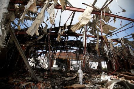 Forensic experts invistigate the scene at the community hall where Saudi-led warplanes struck a funeral in Sanaa, the capital of Yemen, October 9, 2016. REUTERS/Khaled Abdullah