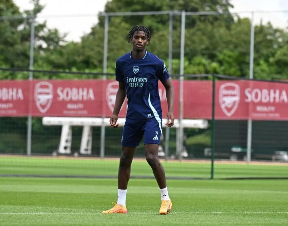 Ayden Heaven in training with the Arsenal first team (Photo via Arsenal.com)