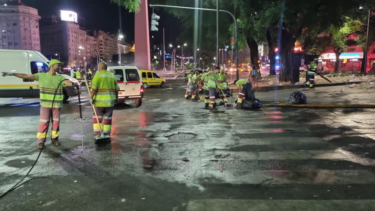 Operativo de limpieza sobre la 9 de Julio.