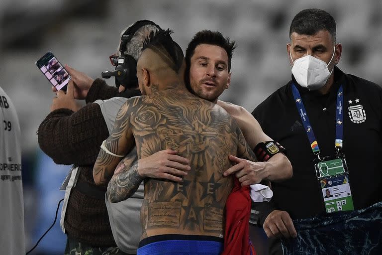 El saludo entre Lionel Messi y el chileno Arturo Vidal, luego del empate en el Estadio Nilton Santos