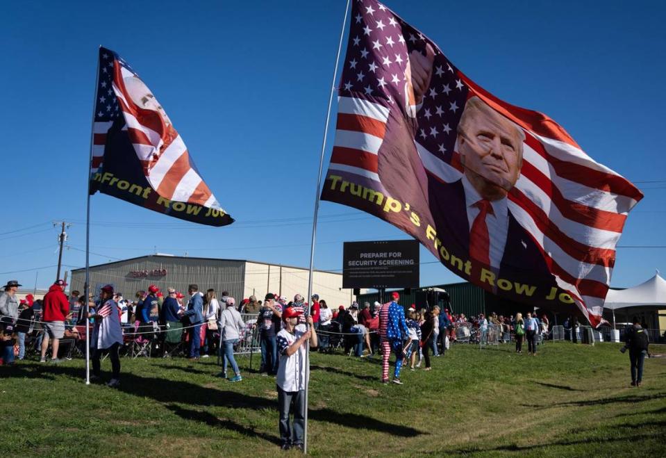 Adam Radogna, de Ohio, sostiene una gran bandera mientras espera para entrar en el mitin Make America Great Again de Donald Trump en Waco, Texas, el sábado por la mañana, 25 de marzo de 2023. Radogna viaja a muchos de los mítines de Donald Trump como parte de un grupo llamado "The Front Row Joes". "Sabíamos que teníamos que estar aquí para apoyarle", dijo Radogna. "Esto va a ser grande".