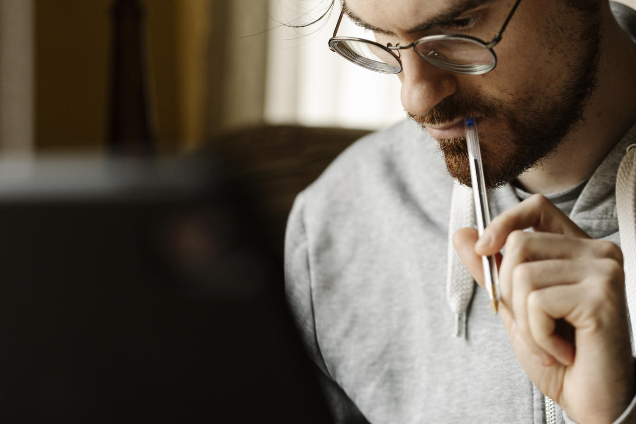 No son pocas las personas que se cuestionan su intelecto en secreto. Si bien hay pruebas para cuantificarlo, hay características que las personas inteligentes tienen en común. (Getty Creative) 