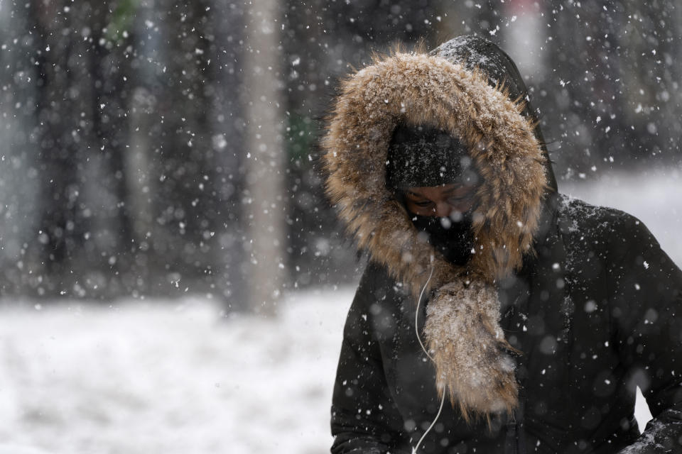 ARCHIVO - En esta imagen del 17 de diciembre de 2020, una mujer camina durante una ventisca en el Bronx, Nueva York. (AP Foto/Mark Lennihan, Archivo)