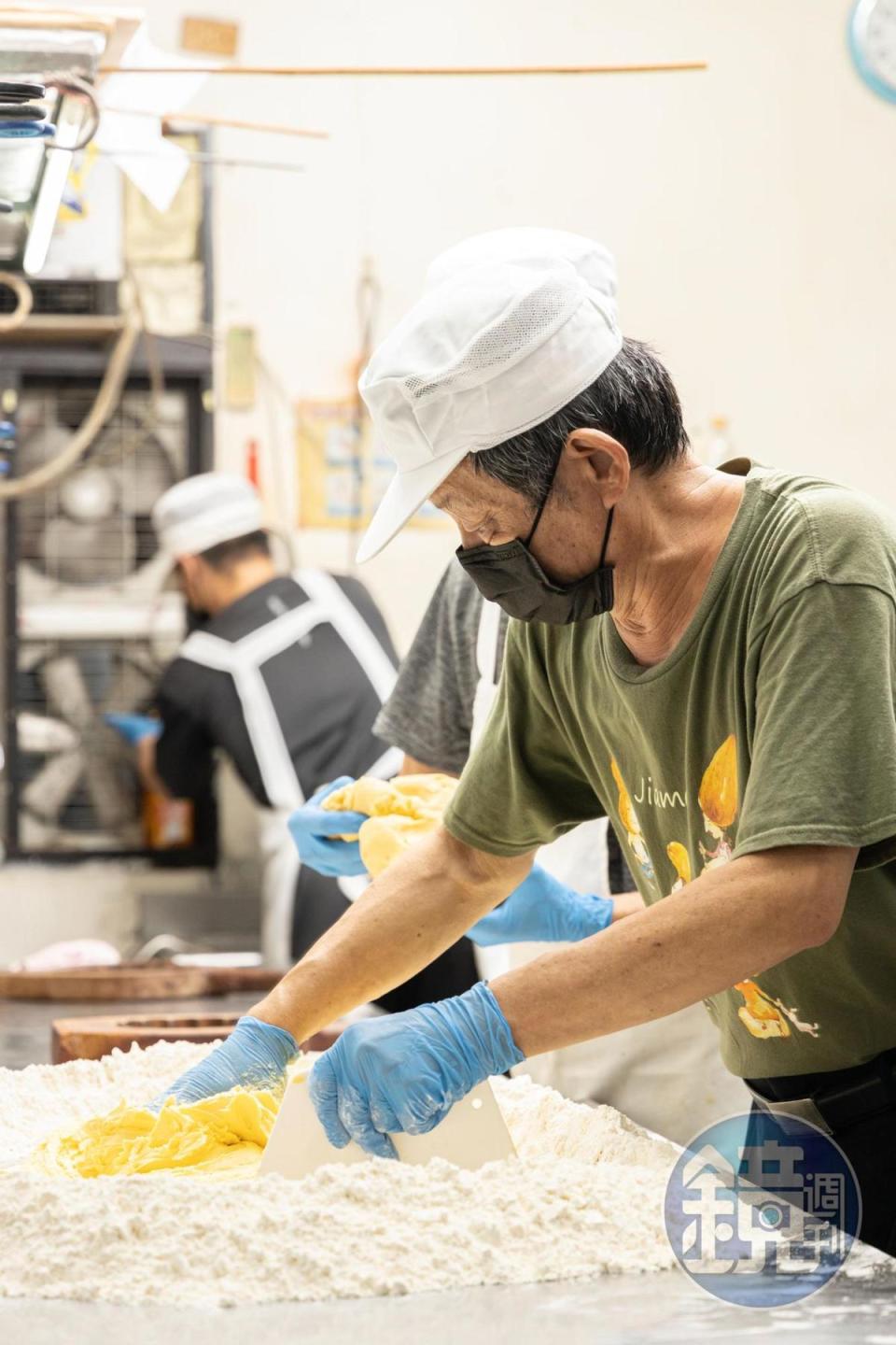 老闆廖顯順因為長期製餅的肩膀舊疾，現在鮮少親自做餅，為了拍攝特地露一手製作狀元餅皮的過程。