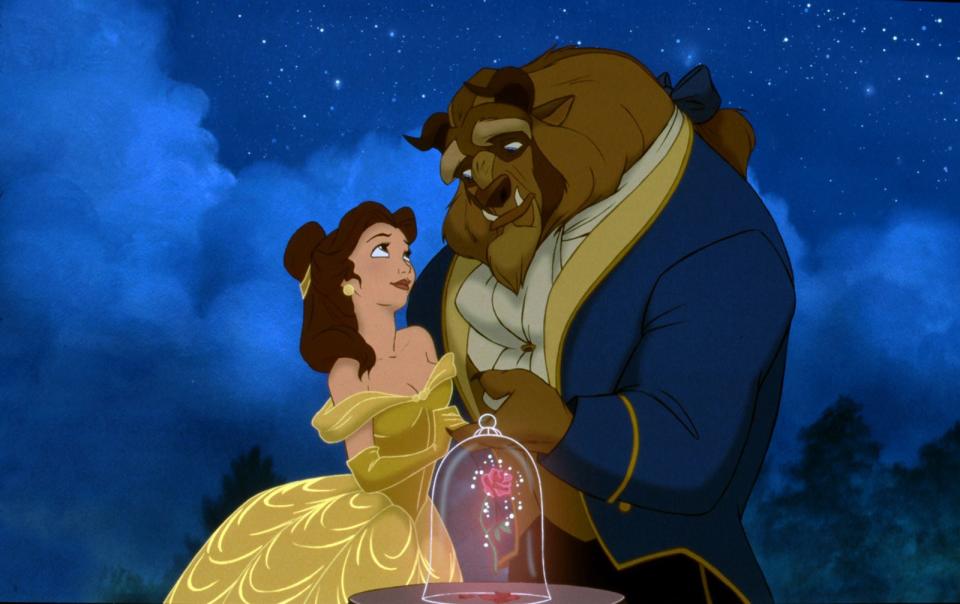 Es sind eben doch die inneren Werte, die zählen. Und so verliebt sich Belle in "Die Schöne und das Biest" (1991) in ein haariges Monster im Frack. Für den Spaß neben der tragischen Romantik sorgen ein charmanter Kerzenständer, eine emsige Teekanne und eine hektische Standuhr, die anmutig in Formation tanzen und dabei Gute-Laune-Lieder singen - nur ein paar der liebevollen Details des Klassikers. (Bild: Disney)